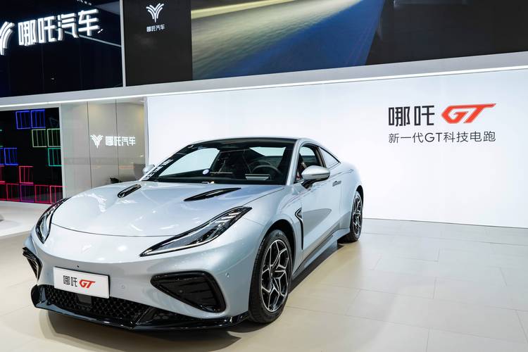 惠州118哪吒汽车在智能汽车领域的表现，领途汽车在新能源汽车市场中的影响力